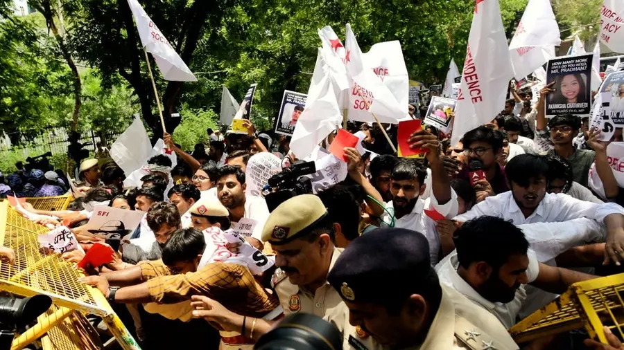 ധർമേന്ദ്ര പ്രധാൻ രാജി വെക്കണമെന്നാവശ്യപ്പെട്ട്  എസ് എഫ് ഐ മന്ത്രാലയത്തിലേക്ക് നടത്തിയ മാർച്ച് പൊലീസ് ബാരിക്കേഡ് മറികടന്ന് പോകുന്നു.    ഫോട്ടോ പി വി സുജിത് 