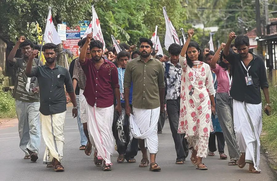 എസ്എഫ്ഐ ജില്ലാ കമ്മിറ്റി നേതൃത്വത്തിൽ ഒറ്റപ്പാലം മുരുക്കുംപറ്റയിൽ നടന്ന പ്രകടനം