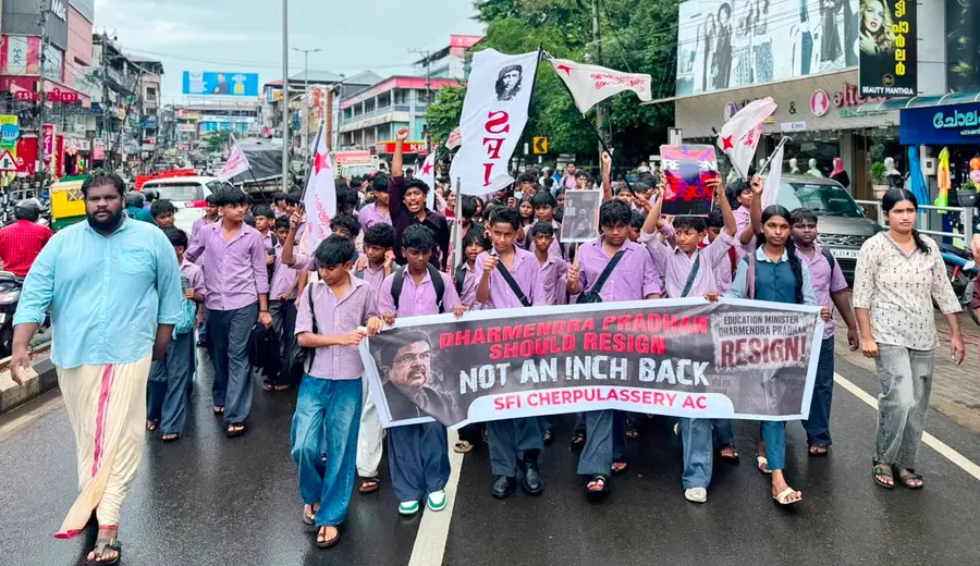 ചെർപ്പുളശേരി ജിവിഎച്ച്‌എസ്‌എസിലെ വിദ്യാർഥികൾ പഠിപ്പുമുടക്കി പ്രകടനം നടത്തുന്നു