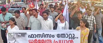 കേന്ദ്ര വിദ്യാഭ്യാസ മന്ത്രി ധർമേന്ദ്ര പ്രധാൻ രാജിവച്ചതിനെ തുടർന്ന് എസ്എഫ്ഐ നഗരത്തിൽ നടത്തിയ ആഹ്ലാദ പ്രകടനം