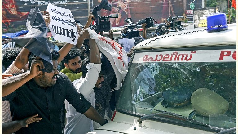 വഞ്ചിയൂർ കോടതിയിലെത്തിച്ച ടി ജി മോഹൻദാസിനെ എസ്എഫ്ഐ പ്രവർത്തകർ കരിങ്കൊടി കാണിക്കുന്നു