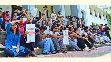 എൽഎൽബി വിഷയത്തിൽ കേരള സർവകലാശാലയ്ക്ക് മുന്നിൽ എസ്എഫ്ഐ പ്രവർത്തകർ നടത്തിയ പ്രതിഷേധം