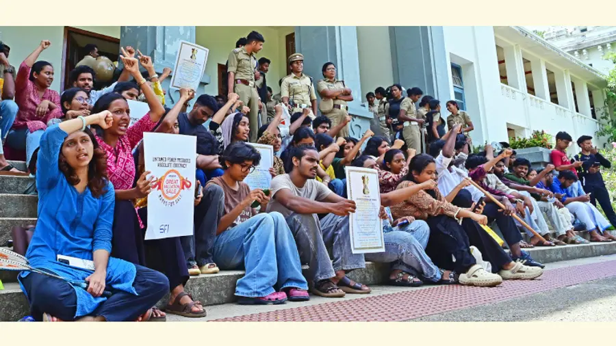 എൽഎൽബി വിഷയത്തിൽ കേരള സർവകലാശാലയ്ക്ക് മുന്നിൽ എസ്എഫ്ഐ പ്രവർത്തകർ നടത്തിയ പ്രതിഷേധം