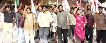 തിരുവനന്തപുരത്ത്‌ പൊലീസ്‌ നടത്തിയ വിദ്യാർഥി വേട്ടയ്ക്കെതിരെ കോഴിക്കോട്‌ നഗരത്തിൽ എസ്‌എഫ്‌ഐ നേതൃത്വത്തിൽ നടത്തിയ പ്രതിഷേധ പ്രകടനം