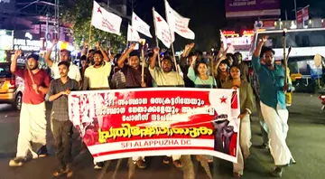 കേരള സർവകലാശാലയിലേക്ക് എസ്എഫ്ഐ സംഘടിപ്പിച്ച മാർച്ചിൽ വിദ്യാർഥികളെ പൊലീസ് തല്ലിച്ചതച്ചതിൽ പ്രതിഷേധിച്ച് എസ്എഫ്ഐ ജില്ലാ കമ്മിറ്റി മാവേലിക്കരയിൽ നടത്തിയ പ്രകടനം