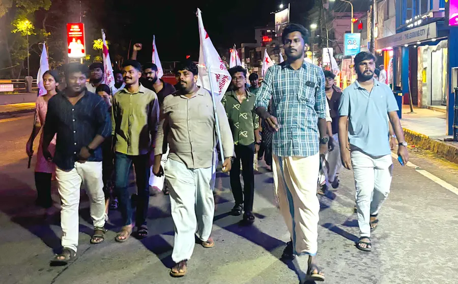 ഡൽഹിയിൽ എസ്എഫ്ഐ, -ഡിവൈഎഫ്ഐ പ്രവർത്തകർക്കു നേരെ നടന്ന പൊലീസ് അതിക്രമത്തിൽ പ്രതിഷേധിച്ച് എസ്എഫ്ഐ ജില്ലാ കമ്മിറ്റി നേതൃത്വത്തിൽ തൃശൂർ നഗരത്തിൽ നടത്തിയ പ്രകടനം