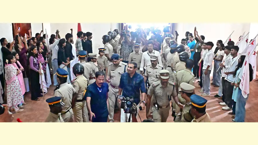 ഉന്നതവിദ്യാഭ്യാസ വകുപ്പിന്റെ വൺ കോളേജ് വൺ ഇന്നൊവേഷൻ പരിപാടിക്കായി ഗവ. ആർട്സ് കോളേജിലെത്തിയ
റോജി എം ജോണിനെതിരെ പ്രതിഷേധിക്കുന്ന എസ്എഫ്ഐ പ്രവർത്തകർ