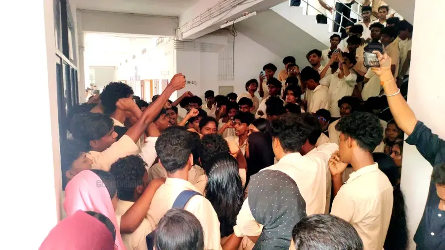 എസ്എഫ്ഐയുടെ നേതൃത്വത്തിൽ വിദ്യാർഥികളുടെ പ്രതിഷേധം