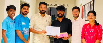 എസ്എഫ്ഐ സംസ്ഥാന ജോയിന്റ് സെക്രട്ടറി ബിബിൻ രാജിന് ജില്ലാ സെക്രട്ടറി അഭിഷേക് അംഗത്വ കൂപ്പൺ കൈമാറുന്നു