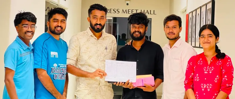 എസ്‌എഫ്‌ഐ സംസ്ഥാന ജോയിന്റ് സെക്രട്ടറി ബിബിൻ രാജിന് ജില്ലാ സെക്രട്ടറി അഭിഷേക് അംഗത്വ കൂപ്പൺ കൈമാറുന്നു