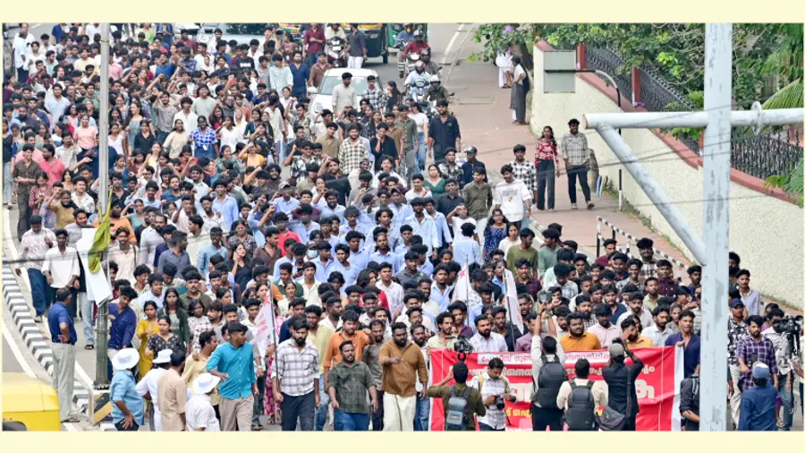 പൊലീസ് ഗുണ്ടായിസം അവസാനിപ്പിക്കണമെന്നാവശ്യപ്പെട്ട് എസ്എഫ്ഐ സംഘടിപ്പിച്ച കന്റോൺമെന്റ് പൊലീസ് സ്റ്റേഷൻ മാർച്ച് 