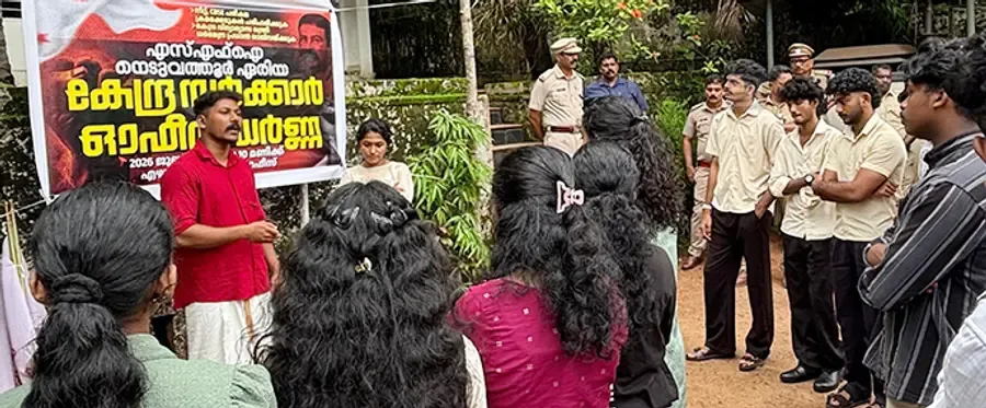 എസ്എഫ്ഐ നെടുവത്തൂർ ഏരിയ കമ്മിറ്റി നേതൃത്വത്തിൽ എഴുകോൺ പോസ്റ്റ് ഓഫീസിന് മുന്നിൽ നടത്തിയ ധർണ
ജില്ലാ ജോയിന്റ് സെക്രട്ടറി എസ് നന്ദു ഉദ്ഘാടനംചെയ്യുന്നു