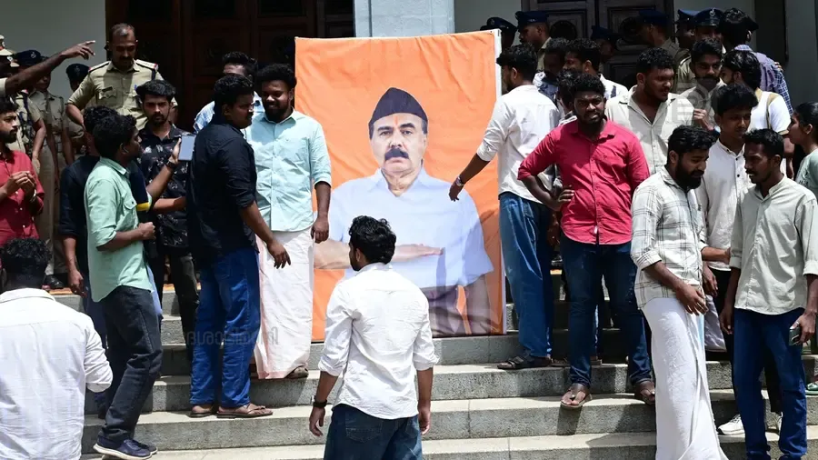 sfi protest against kerala university v c mohanan kunnummal