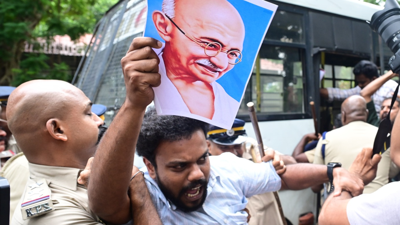 sfi protest raj bhavan