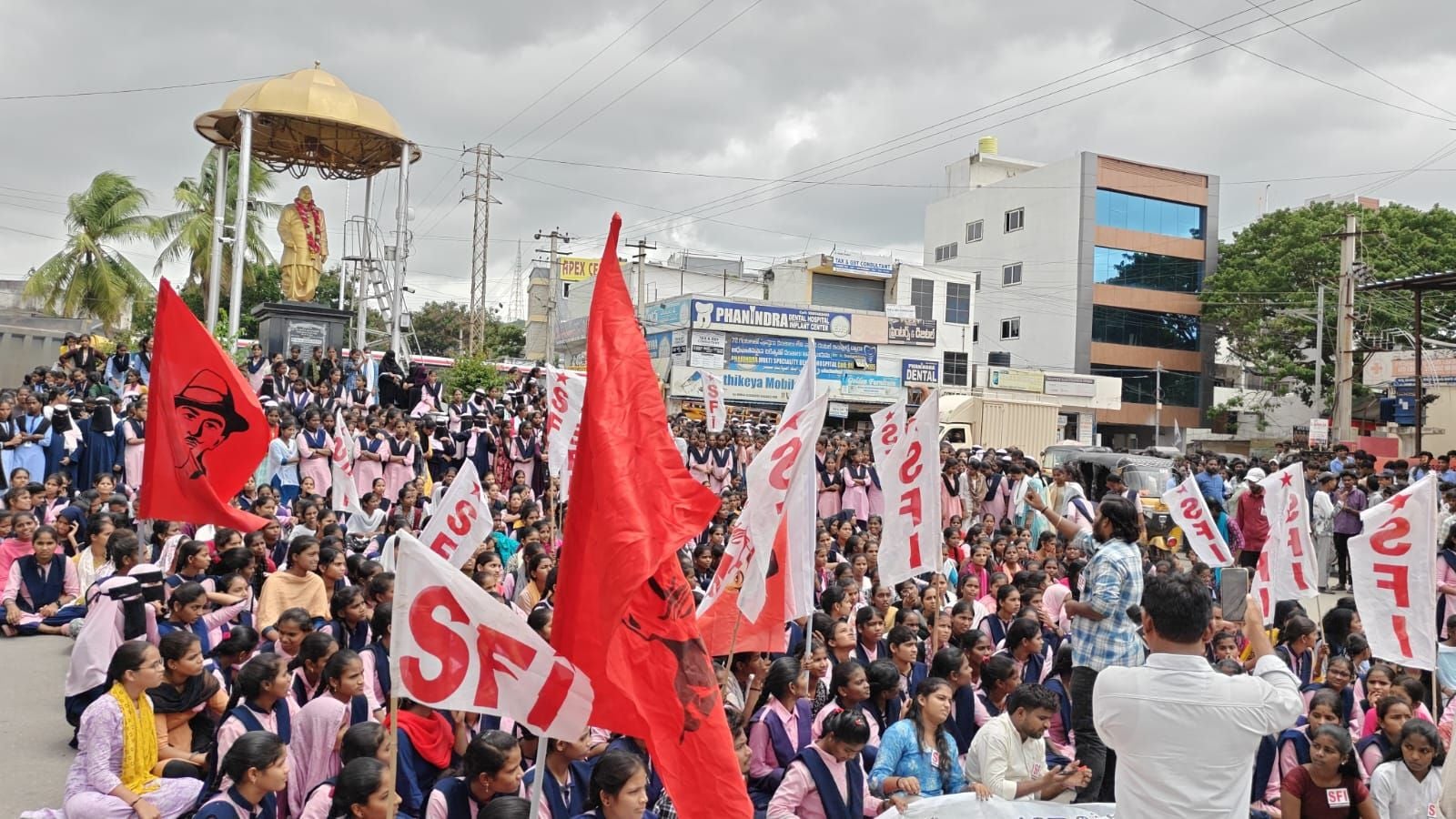 sfi protest telengana