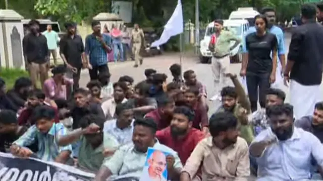 sfi rajbhavan march