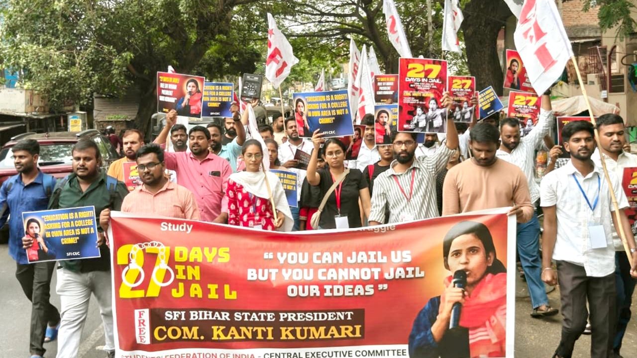 sfi visakhapattanam protest