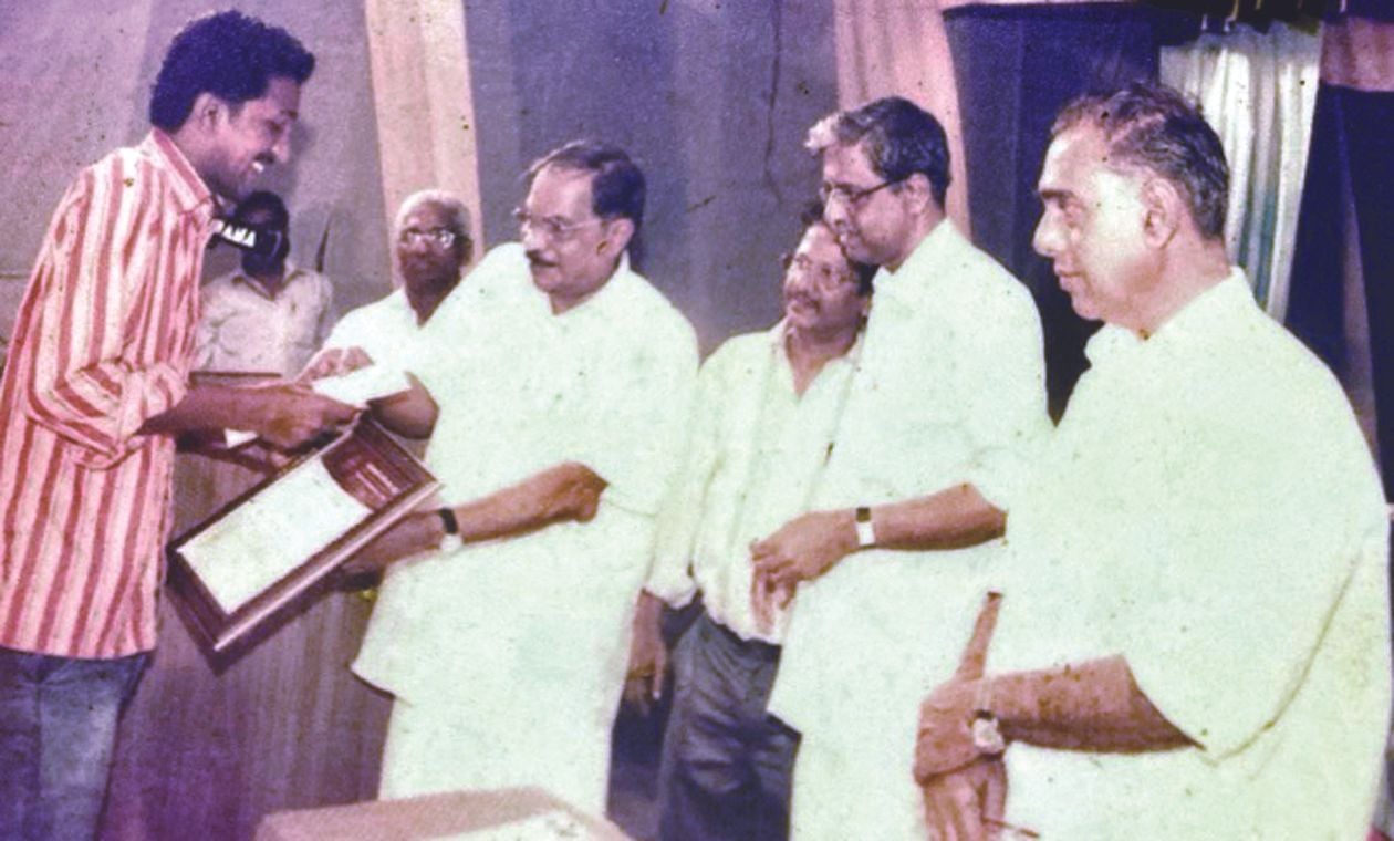 എം ടിയിൽ നിന്ന്‌ അവാർഡ്‌ സ്വീകരിക്കുന്നു