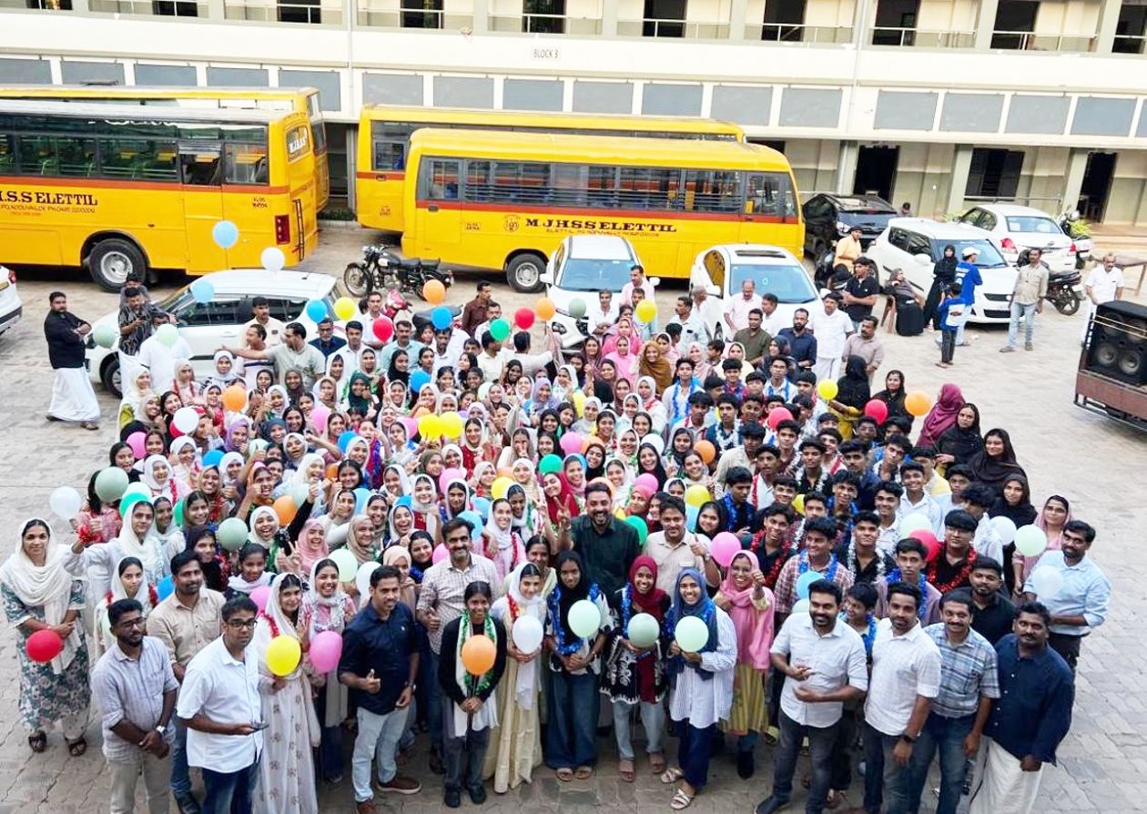 എസ്‌എസ്‌എൽസി ഫലമറിഞ്ഞശേഷം എം ജെ ഹയർ സെക്കൻഡറി സ്‌കൂളിലെ  വിദ്യാർഥികൾ സ്കൂളിലെത്തിയപ്പോൾ