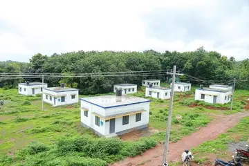 ചളിക്കൽ നഗറിലെ ആദിവാസികളുടെ  പുനരധിവസത്തിന് എൽഡിഎഫ് സർക്കാർ  ചെമ്പങ്കൊല്ലിയിൽ നിർമിച്ച  വീടുകൾ 