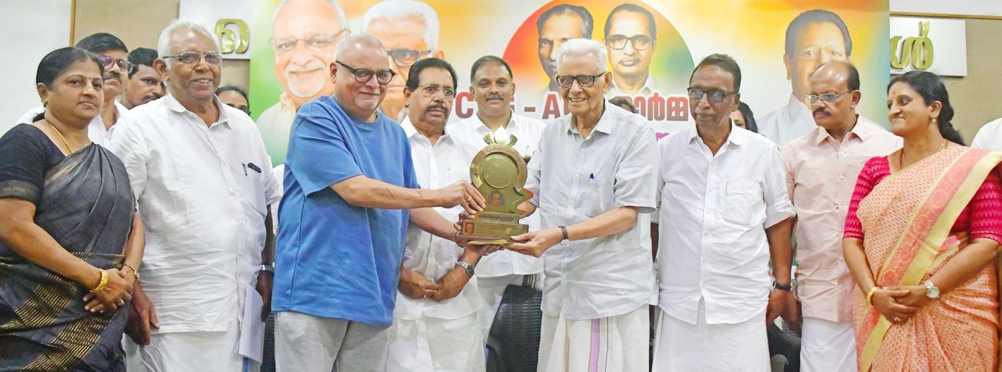എ സി ഷൺമുഖദാസ് പുരസ്‌കാരം ആർജെഡി സംസ്ഥാന പ്രസിഡന്റ്‌ എം വി ശ്രേയാംസ് കുമാർ മുതിർന്ന സിപിഐ എം നേതാവ് ടി കെ ഹംസയ്‌ക്ക് സമ്മാനിക്കുന്നു 