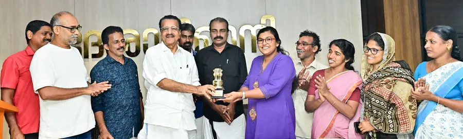 ദേശാഭിമാനിയിൽ നൽകിയ സ്വീകരണത്തിൽ ഒളവണ്ണ പഞ്ചായത്ത് പ്രസിഡന്റ് പി ശാരുതിക്ക് ജനറൽ മാനേജർ
കെ ജെ തോമസ് ഉപഹാരം നൽകുന്നു