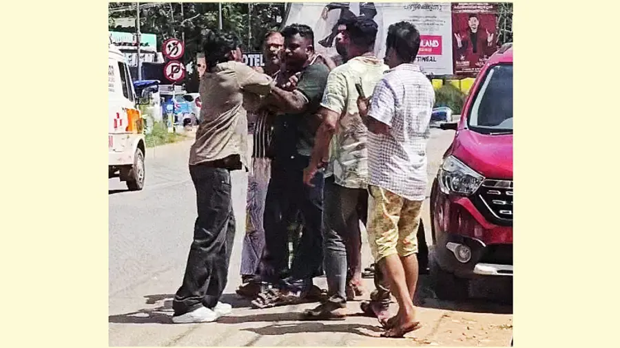 ഷെബിൻ ഷാ ആംബുലൻസ് ഡ്രൈവറെ മർദിക്കുന്നു