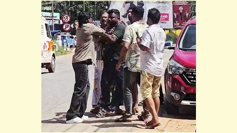 ഷെബിൻ ഷാ ആംബുലൻസ് ഡ്രൈവറെ മർദിക്കുന്നു