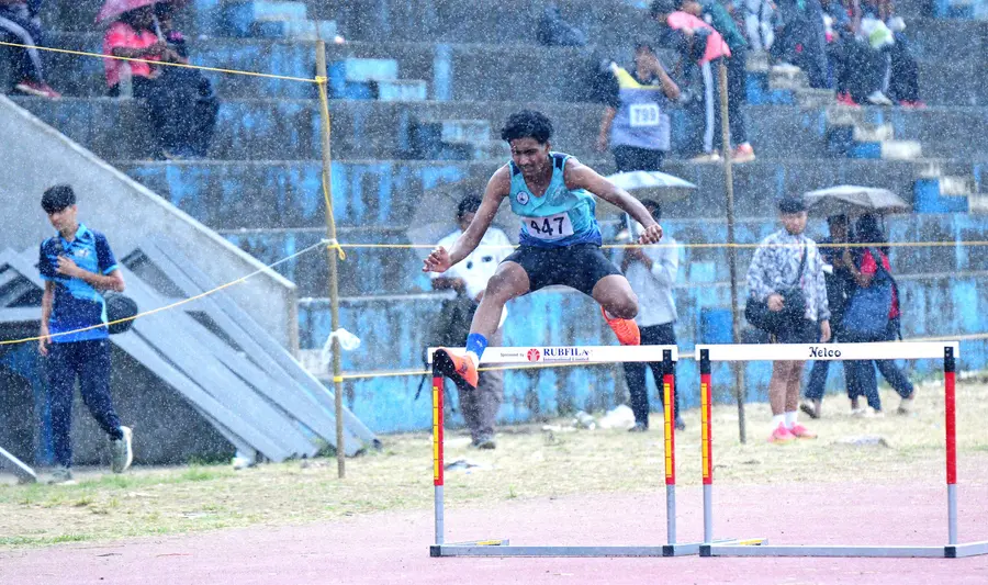 കുതിരില്ല ഊർജം മഴയിൽ മത്സരം തുടർന്നപ്പോൾ ഹാർഡിൽസിൽ ഒന്നാമതെത്തിയ നടുവട്ടം ജനതാ ക്ലബ്ബിലെ ഷിജാസ്