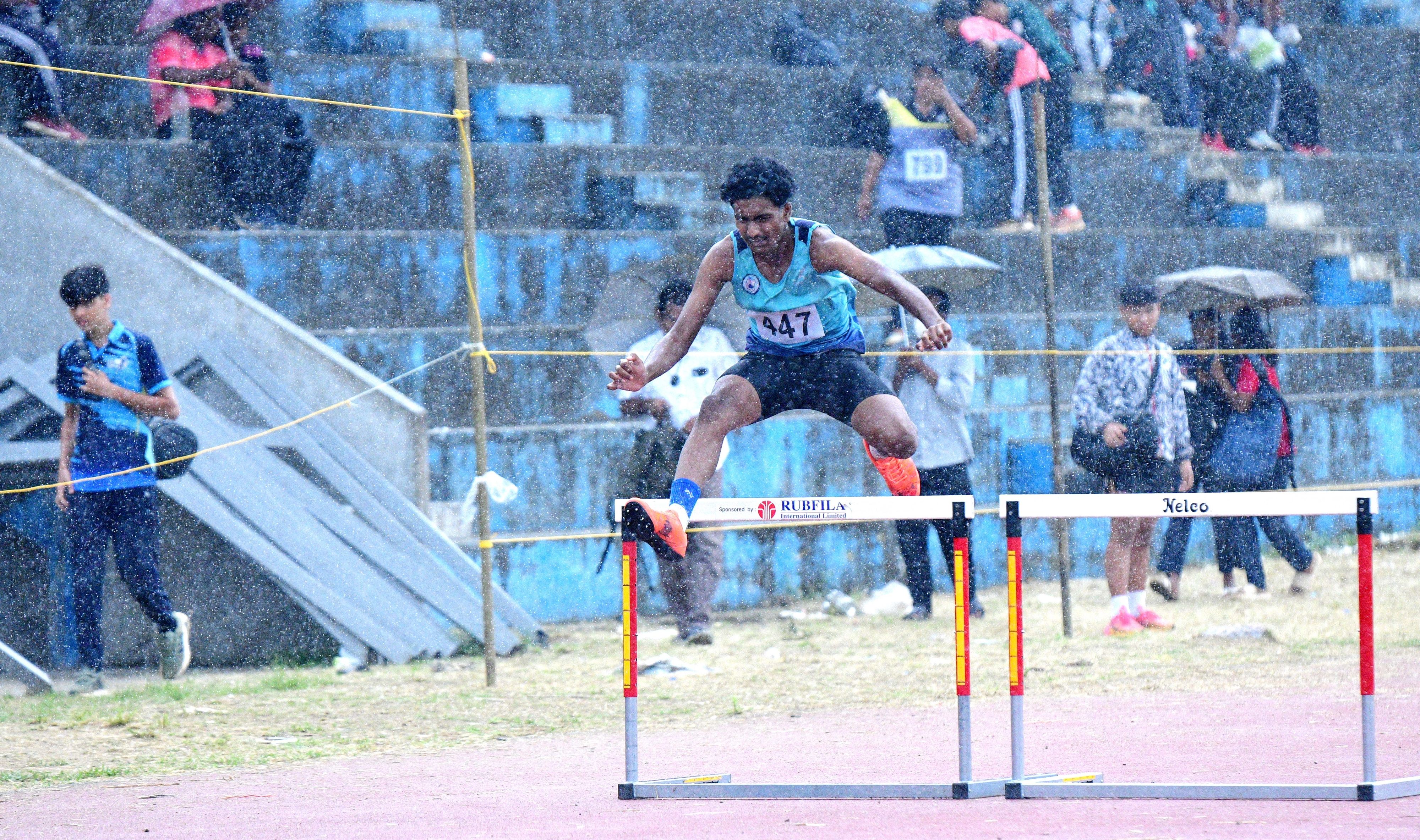 കുതിരില്ല ഊർജം മഴയിൽ മത്സരം തുടർന്നപ്പോൾ ഹാർഡിൽസിൽ ഒന്നാമതെത്തിയ നടുവട്ടം ജനതാ ക്ലബ്ബിലെ ഷിജാസ്​