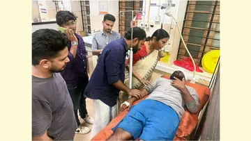 സിപിഐ എം കേന്ദ്രകമ്മിറ്റി അംഗം കെ കെ ശൈലജയും വി കെ സനോജും
പരിക്കേറ്റ് ആശുപത്രിയില് കഴിയുന്ന വിദ്യാര്ഥികളെ സന്ദര്ശിക്കുന്നു