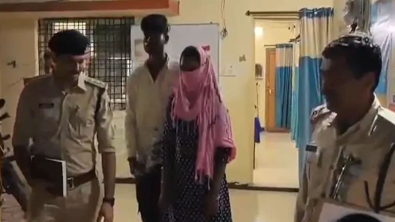 മൊഴി രേഖപ്പെടുത്താൻ ശിവാനി ജൽഗാവ്-ജാമോദ് പോലീസ് സ്റ്റേഷനിൽ പോയപ്പോൾ Image Credit : NDTV