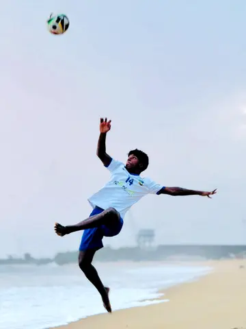 അണ്ടർ 15 കേരള ഫുട്‌ബോൾ ടീം ക്യാപ്റ്റനായ  അനോക് ഷോൺ ആന്റണി  തങ്കശ്ശേരി കടപ്പുറത്ത് പന്തുതട്ടുന്നു