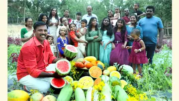 വയലിൽ ഒരുക്കിയ വിഷുക്കാഴ്ചയ്‌ക്കൊപ്പം കുടുംബവും സുഹൃത്തുക്കളുമൊത്ത്‌ സിജു 