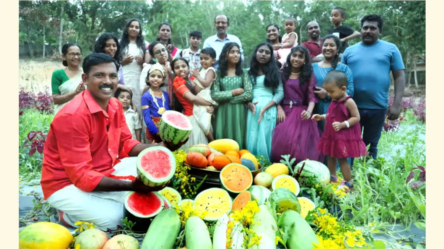 വയലിൽ ഒരുക്കിയ വിഷുക്കാഴ്ചയ്ക്കൊപ്പം കുടുംബവും സുഹൃത്തുക്കളുമൊത്ത് സിജു