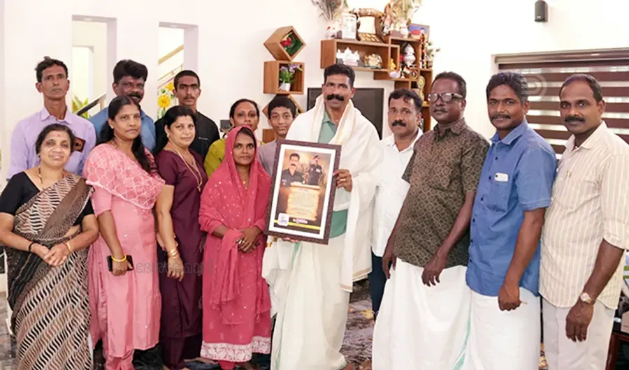 25 വർഷത്തെ സൈനിക സേവനത്തിനുശേഷം നാട്ടിൽ തിരിച്ചെത്തിയ സഹപാഠി വേണുഗോപാലിന് 93– 94 എസ്എസ്എൽസി ബാച്ച് പൂമരം നൽകിയ  സ്വീകരണം