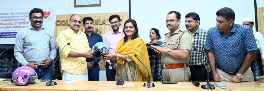 ജില്ലാ ശിശുക്ഷേമ സമിതിയുടെ "കുട്ടികൾക്കും വേണം ഹെൽമെറ്റ്' പദ്ധതിയിലേക്ക് ട്രാക്ക് നൽകുന്ന സൗജന്യ
ഹെൽമെറ്റുകൾ സമിതി സെക്രട്ടറി ഡി ഷൈന്ദേവ് ഏറ്റുവാങ്ങുന്നു