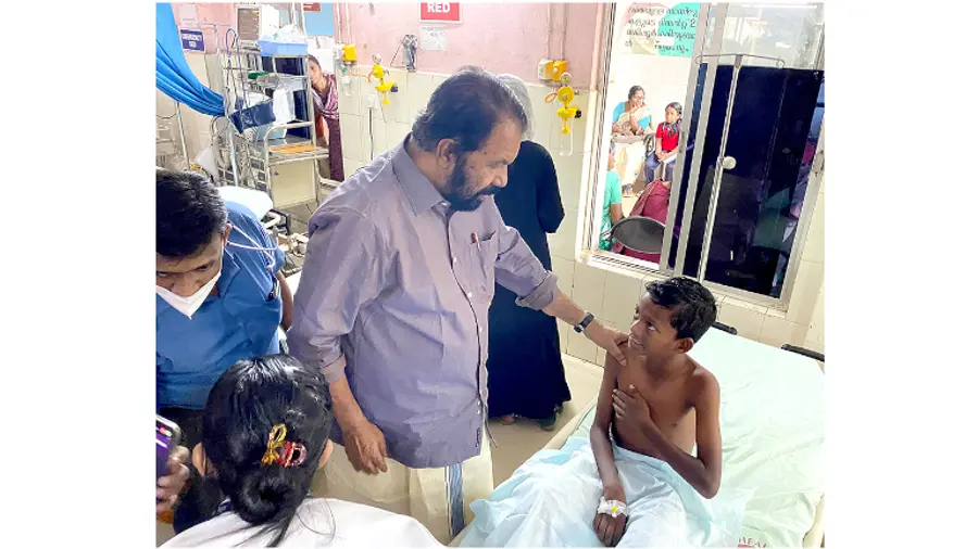 പരിക്കേറ്റ കുട്ടികളെ മന്ത്രി വി ശിവൻകുട്ടി ജനറൽ ആശുപത്രിയിൽ
സന്ദർശിക്കുന്നു