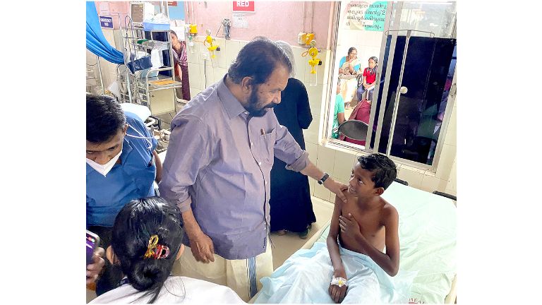 പരിക്കേറ്റ കുട്ടികളെ  മന്ത്രി വി ശിവൻകുട്ടി ജനറൽ ആശുപത്രിയിൽ  സന്ദർശിക്കുന്നു