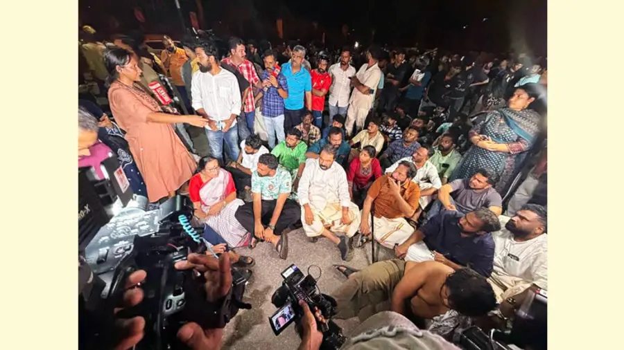 സിപിഐ എം കേന്ദ്രകമ്മിറ്റി അംഗം പി കെ ശ്രീമതി,
സംസ്ഥാന സെക്രട്ടറിയറ്റ് അംഗം വി ശിവൻകുട്ടി, എസ്എഫ്ഐ സംസ്ഥാന സെക്രട്ടറി പി എസ് സഞ്ജീവ്,
ഡിവൈഎഫ്ഐ ജില്ലാ പ്രസിഡന്റ് വി എസ് ശ്യാമ, സെക്രട്ടറി എല് എസ് ലിജു, സിപിഐ എം ജില്ലാ സെക്രട്ടറി വി ജോയി, വി കെ സനോജ് എംഎല്എ എന്നിവരുടെ നേതൃത്വത്തിൽ റോഡ് ഉപരോധിക്കുന്നു
