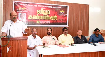 കള്ള് ചെത്തുവ്യവസായ തൊഴിലാളി യൂണിയൻ ജില്ലാ കൺവൻഷൻ സിഐടിയു ജില്ലാ സെക്രട്ടറി എസ് ജയമോഹൻ
ഉദ്ഘാടനംചെയ്യുന്നു