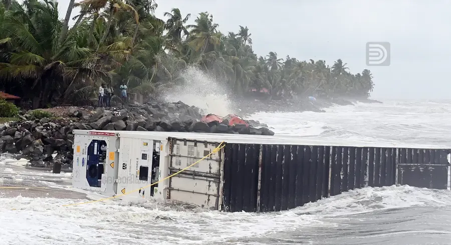 കൊല്ലം ശക്തികുളങ്ങര പള്ളിക്ക് സമീപം കടൽത്തീരത്ത് അടിഞ്ഞ കണ്ടെയ്നറുകളും ബോട്ടും ഫോട്ടോ / ആർ സഞ്ജീവ്