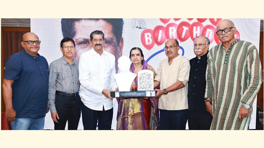 ‘ഫ്ലാഷ് ബാക്ക്’ ക്രിക്കറ്റ് ക്ലബ്ബിന്റെ ആഭിമുഖ്യത്തിൽ എസ് കരുണാകരൻ നായരെ ആദരിച്ചപ്പോൾ