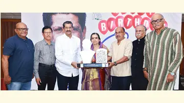 ‘ഫ്ലാഷ് ബാക്ക്’ ക്രിക്കറ്റ് ക്ലബ്ബിന്റെ ആഭിമുഖ്യത്തിൽ എസ് കരുണാകരൻ നായരെ ആദരിച്ചപ്പോൾ