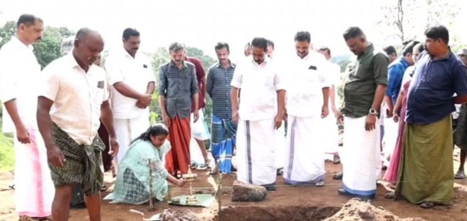 കാമാക്ഷി ലോക്കൽ കമ്മിറ്റി നിർമിച്ചുനൽകുന്ന സ്നേഹവീടിന്‌ സിപിഐ എം ജില്ലാ സെക്രട്ടറി സി വി വർഗീസ് കല്ലിട്ടു. 