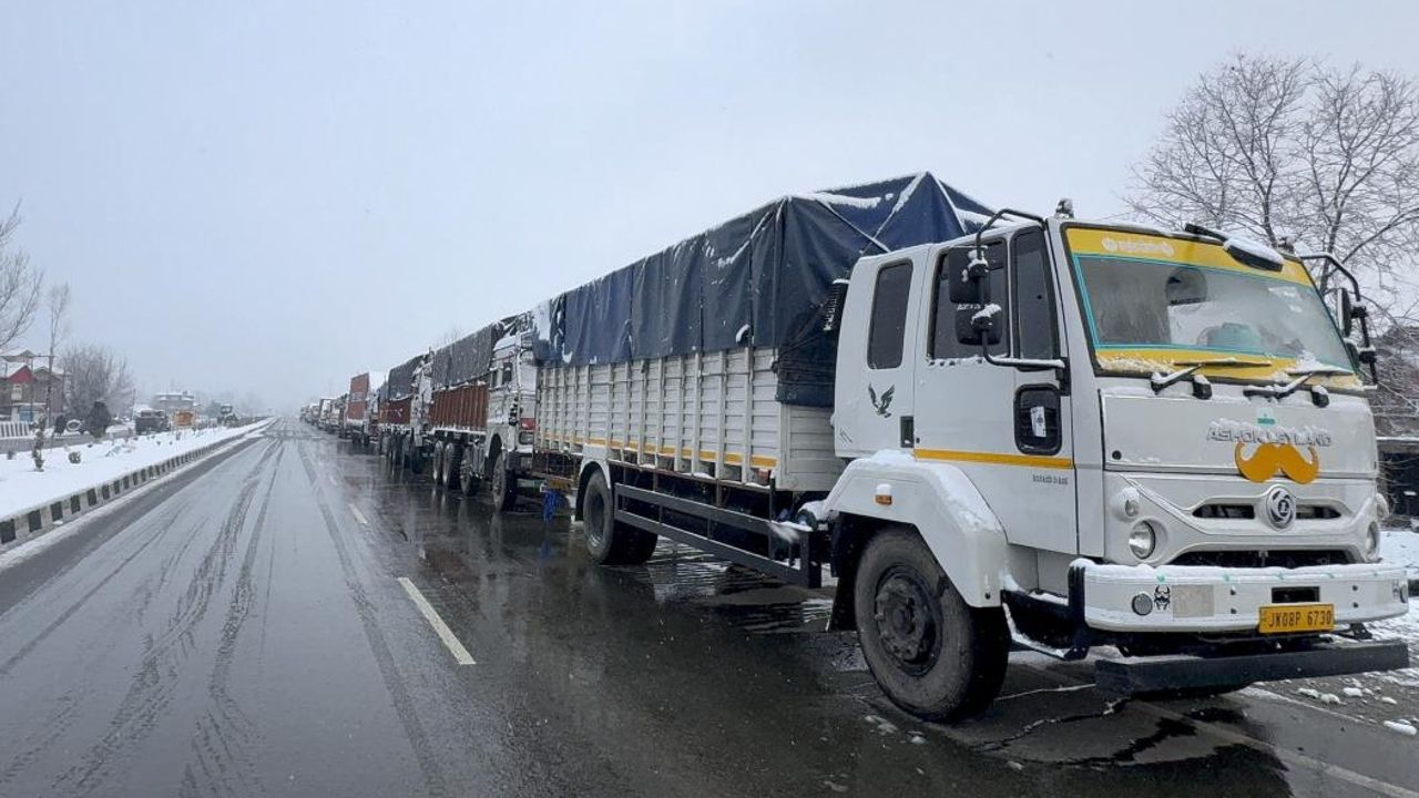 snowfall vehicle jammu pti image