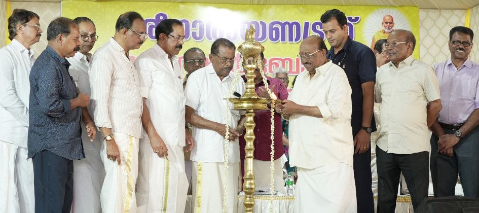 എസ്എൻ ട്രസ്‌റ്റ്‌ വിശേഷാൽ പൊതുയോഗവേദിയിൽ സെക്രട്ടറി വെള്ളാപ്പള്ളി നടേശൻ വിളക്കുകൊളുത്തുന്നു