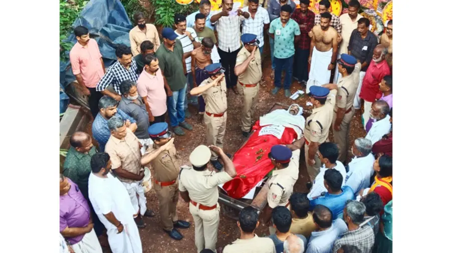 സോണി എസ് കുമാറിന് അഗ്‌നിരക്ഷാസേനാ ഉദ്യോഗസ്ഥർ അന്ത്യാഞ്ജലി  അർപ്പിക്കുന്നു