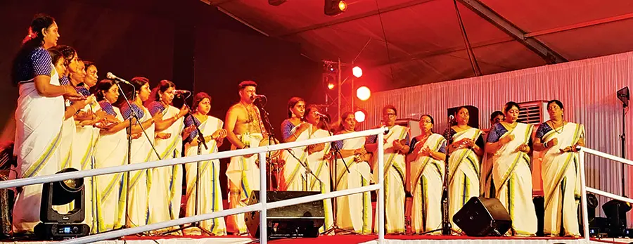 പെരുമ്പളം പാലം ഉദ്‌ഘാടനത്തോടനുബന്ധിച്ച്‌ വെള്ളി വൈകിട്ട്‌ പാലത്തിന്‌ സമീപത്തെ വേദിയിൽ ഏലൂർ ബിജുവിന്റെ നേതൃത്വത്തിൽ സോപാന സംഗീതം അവതരിപ്പിക്കുന്നു 