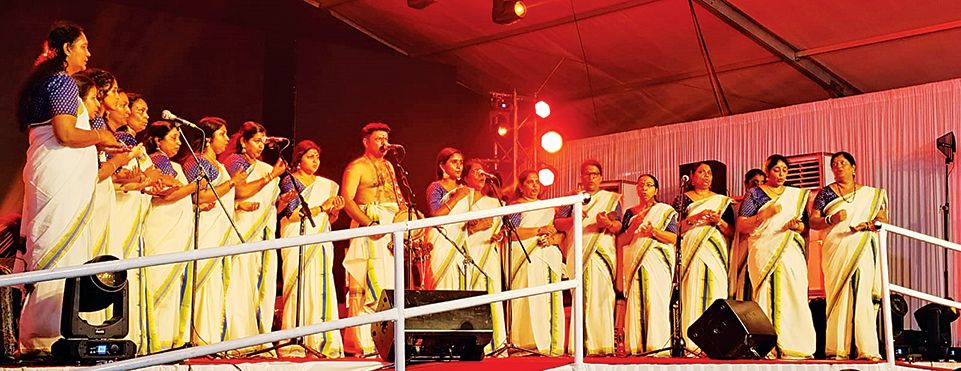 പെരുമ്പളം പാലം ഉദ്‌ഘാടനത്തോടനുബന്ധിച്ച്‌ വെള്ളി വൈകിട്ട്‌ പാലത്തിന്‌ സമീപത്തെ വേദിയിൽ ഏലൂർ ബിജുവിന്റെ നേതൃത്വത്തിൽ സോപാന സംഗീതം അവതരിപ്പിക്കുന്നു 